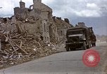 Standbild alliierten Truppen Förderung durch Ruinen und Strand Hindernisse Valognes Frankreich, 1944, aus Sekunde 15 historischem Filmmaterial Videoclip 65675020907