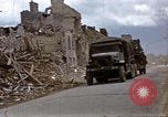 Standbild alliierten Truppen Förderung durch Ruinen und Strand Hindernisse Valognes Frankreich, 1944, aus Sekunde 16 historischem Filmmaterial Videoclip 65675020907
