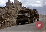 Standbild alliierten Truppen Förderung durch Ruinen und Strand Hindernisse Valognes Frankreich, 1944, aus Sekunde 17 historischem Filmmaterial Videoclip 65675020907