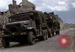 Standbild alliierten Truppen Förderung durch Ruinen und Strand Hindernisse Valognes Frankreich, 1944, aus Sekunde 18 historischem Filmmaterial Videoclip 65675020907