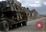 Standbild alliierten Truppen Förderung durch Ruinen und Strand Hindernisse Valognes Frankreich, 1944, aus Sekunde 20 historischem Filmmaterial Videoclip 65675020907