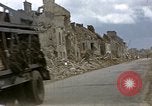 Standbild alliierten Truppen Förderung durch Ruinen und Strand Hindernisse Valognes Frankreich, 1944, aus Sekunde 21 historischem Filmmaterial Videoclip 65675020907