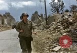 Standbild alliierten Truppen Förderung durch Ruinen und Strand Hindernisse Valognes Frankreich, 1944, aus Sekunde 22 historischem Filmmaterial Videoclip 65675020907