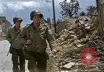 Standbild alliierten Truppen Förderung durch Ruinen und Strand Hindernisse Valognes Frankreich, 1944, aus Sekunde 23 historischem Filmmaterial Videoclip 65675020907