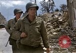 Standbild alliierten Truppen Förderung durch Ruinen und Strand Hindernisse Valognes Frankreich, 1944, aus Sekunde 24 historischem Filmmaterial Videoclip 65675020907