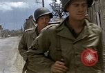 Standbild alliierten Truppen Förderung durch Ruinen und Strand Hindernisse Valognes Frankreich, 1944, aus Sekunde 25 historischem Filmmaterial Videoclip 65675020907