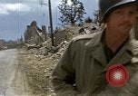 Standbild alliierten Truppen Förderung durch Ruinen und Strand Hindernisse Valognes Frankreich, 1944, aus Sekunde 26 historischem Filmmaterial Videoclip 65675020907