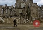 Standbild alliierten Truppen Förderung durch Ruinen und Strand Hindernisse Valognes Frankreich, 1944, aus Sekunde 27 historischem Filmmaterial Videoclip 65675020907