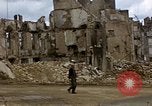 Standbild alliierten Truppen Förderung durch Ruinen und Strand Hindernisse Valognes Frankreich, 1944, aus Sekunde 28 historischem Filmmaterial Videoclip 65675020907