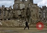 Standbild alliierten Truppen Förderung durch Ruinen und Strand Hindernisse Valognes Frankreich, 1944, aus Sekunde 29 historischem Filmmaterial Videoclip 65675020907