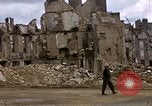 Standbild alliierten Truppen Förderung durch Ruinen und Strand Hindernisse Valognes Frankreich, 1944, aus Sekunde 30 historischem Filmmaterial Videoclip 65675020907