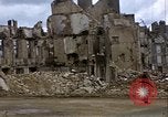 Standbild alliierten Truppen Förderung durch Ruinen und Strand Hindernisse Valognes Frankreich, 1944, aus Sekunde 31 historischem Filmmaterial Videoclip 65675020907