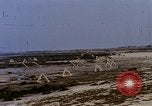 Standbild alliierten Truppen Förderung durch Ruinen und Strand Hindernisse Valognes Frankreich, 1944, aus Sekunde 32 historischem Filmmaterial Videoclip 65675020907
