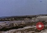 Standbild alliierten Truppen Förderung durch Ruinen und Strand Hindernisse Valognes Frankreich, 1944, aus Sekunde 33 historischem Filmmaterial Videoclip 65675020907