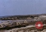 Standbild alliierten Truppen Förderung durch Ruinen und Strand Hindernisse Valognes Frankreich, 1944, aus Sekunde 34 historischem Filmmaterial Videoclip 65675020907