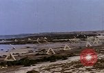 Standbild alliierten Truppen Förderung durch Ruinen und Strand Hindernisse Valognes Frankreich, 1944, aus Sekunde 35 historischem Filmmaterial Videoclip 65675020907