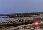 Standbild alliierten Truppen Förderung durch Ruinen und Strand Hindernisse Valognes Frankreich, 1944, aus Sekunde 36 historischem Filmmaterial Videoclip 65675020907