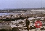 Standbild alliierten Truppen Förderung durch Ruinen und Strand Hindernisse Valognes Frankreich, 1944, aus Sekunde 37 historischem Filmmaterial Videoclip 65675020907