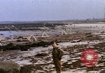 Standbild alliierten Truppen Förderung durch Ruinen und Strand Hindernisse Valognes Frankreich, 1944, aus Sekunde 38 historischem Filmmaterial Videoclip 65675020907