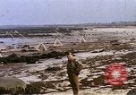 Standbild alliierten Truppen Förderung durch Ruinen und Strand Hindernisse Valognes Frankreich, 1944, aus Sekunde 39 historischem Filmmaterial Videoclip 65675020907