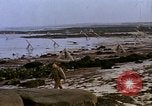 Standbild alliierten Truppen Förderung durch Ruinen und Strand Hindernisse Valognes Frankreich, 1944, aus Sekunde 40 historischem Filmmaterial Videoclip 65675020907