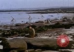 Standbild alliierten Truppen Förderung durch Ruinen und Strand Hindernisse Valognes Frankreich, 1944, aus Sekunde 41 historischem Filmmaterial Videoclip 65675020907