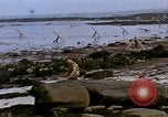 Standbild alliierten Truppen Förderung durch Ruinen und Strand Hindernisse Valognes Frankreich, 1944, aus Sekunde 42 historischem Filmmaterial Videoclip 65675020907