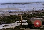 Standbild alliierten Truppen Förderung durch Ruinen und Strand Hindernisse Valognes Frankreich, 1944, aus Sekunde 44 historischem Filmmaterial Videoclip 65675020907