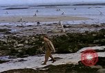 Standbild alliierten Truppen Förderung durch Ruinen und Strand Hindernisse Valognes Frankreich, 1944, aus Sekunde 46 historischem Filmmaterial Videoclip 65675020907