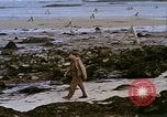 Standbild alliierten Truppen Förderung durch Ruinen und Strand Hindernisse Valognes Frankreich, 1944, aus Sekunde 47 historischem Filmmaterial Videoclip 65675020907