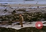 Standbild alliierten Truppen Förderung durch Ruinen und Strand Hindernisse Valognes Frankreich, 1944, aus Sekunde 48 historischem Filmmaterial Videoclip 65675020907