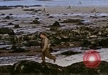 Standbild alliierten Truppen Förderung durch Ruinen und Strand Hindernisse Valognes Frankreich, 1944, aus Sekunde 49 historischem Filmmaterial Videoclip 65675020907