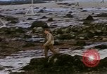 Standbild alliierten Truppen Förderung durch Ruinen und Strand Hindernisse Valognes Frankreich, 1944, aus Sekunde 50 historischem Filmmaterial Videoclip 65675020907