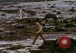 Standbild alliierten Truppen Förderung durch Ruinen und Strand Hindernisse Valognes Frankreich, 1944, aus Sekunde 51 historischem Filmmaterial Videoclip 65675020907
