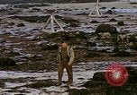 Standbild alliierten Truppen Förderung durch Ruinen und Strand Hindernisse Valognes Frankreich, 1944, aus Sekunde 52 historischem Filmmaterial Videoclip 65675020907