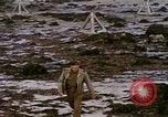 Standbild alliierten Truppen Förderung durch Ruinen und Strand Hindernisse Valognes Frankreich, 1944, aus Sekunde 54 historischem Filmmaterial Videoclip 65675020907