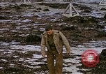 Standbild alliierten Truppen Förderung durch Ruinen und Strand Hindernisse Valognes Frankreich, 1944, aus Sekunde 56 historischem Filmmaterial Videoclip 65675020907