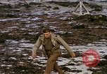 Standbild alliierten Truppen Förderung durch Ruinen und Strand Hindernisse Valognes Frankreich, 1944, aus Sekunde 57 historischem Filmmaterial Videoclip 65675020907