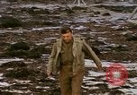 Standbild alliierten Truppen Förderung durch Ruinen und Strand Hindernisse Valognes Frankreich, 1944, aus Sekunde 58 historischem Filmmaterial Videoclip 65675020907