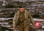 Standbild alliierten Truppen Förderung durch Ruinen und Strand Hindernisse Valognes Frankreich, 1944, aus Sekunde 59 historischem Filmmaterial Videoclip 65675020907