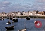 Standbild Fischerdorf Barfleur Frankreich, 1944, aus Sekunde 26 historischem Filmmaterial Videoclip 65675020908