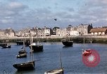 Standbild Fischerdorf Barfleur Frankreich, 1944, aus Sekunde 27 historischem Filmmaterial Videoclip 65675020908