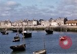 Standbild Fischerdorf Barfleur Frankreich, 1944, aus Sekunde 28 historischem Filmmaterial Videoclip 65675020908