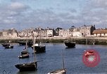 Standbild Fischerdorf Barfleur Frankreich, 1944, aus Sekunde 29 historischem Filmmaterial Videoclip 65675020908