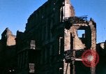 Standbild Blick vom Fahrzeug vom Krieg zerrissenen Berlin fahren Berlin Deutschland, 1945, aus Sekunde 16 historischem Filmmaterial Videoclip 65675020921