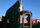 Standbild Blick vom Fahrzeug vom Krieg zerrissenen Berlin fahren Berlin Deutschland, 1945, aus Sekunde 17 historischem Filmmaterial Videoclip 65675020921