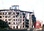Standbild Blick vom Fahrzeug vom Krieg zerrissenen Berlin fahren Berlin Deutschland, 1945, aus Sekunde 23 historischem Filmmaterial Videoclip 65675020921