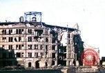 Standbild Blick vom Fahrzeug vom Krieg zerrissenen Berlin fahren Berlin Deutschland, 1945, aus Sekunde 24 historischem Filmmaterial Videoclip 65675020921