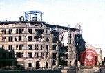 Standbild Blick vom Fahrzeug vom Krieg zerrissenen Berlin fahren Berlin Deutschland, 1945, aus Sekunde 25 historischem Filmmaterial Videoclip 65675020921
