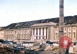 Standbild Blick vom Fahrzeug vom Krieg zerrissenen Berlin fahren Berlin Deutschland, 1945, aus Sekunde 33 historischem Filmmaterial Videoclip 65675020921